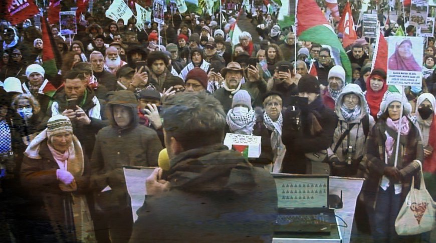 Parisians react to Gaza ceasefire